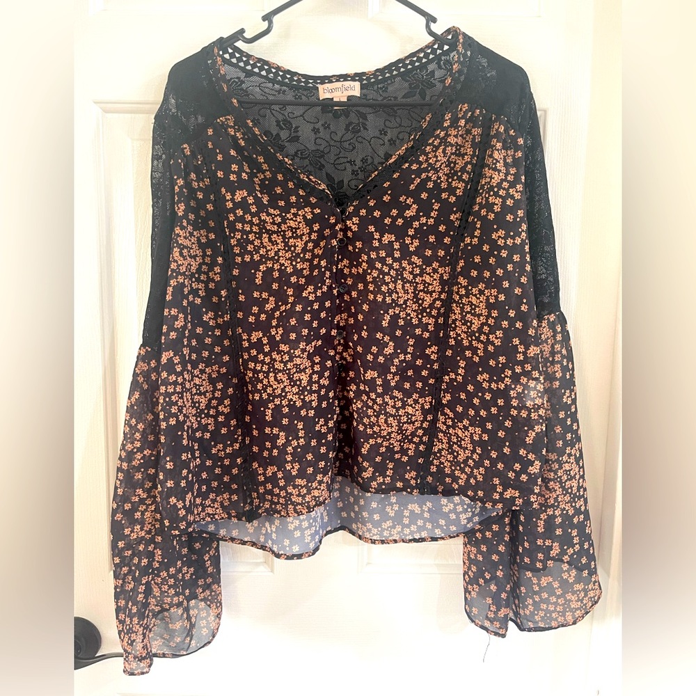 Bloomfield bell sleeve flower/lace shirt sz L